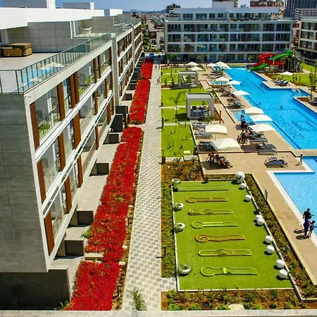 Comfortable Flat Close To The Beach With Shared Pool And Balcony In Iskele, Cyprus דירה *
